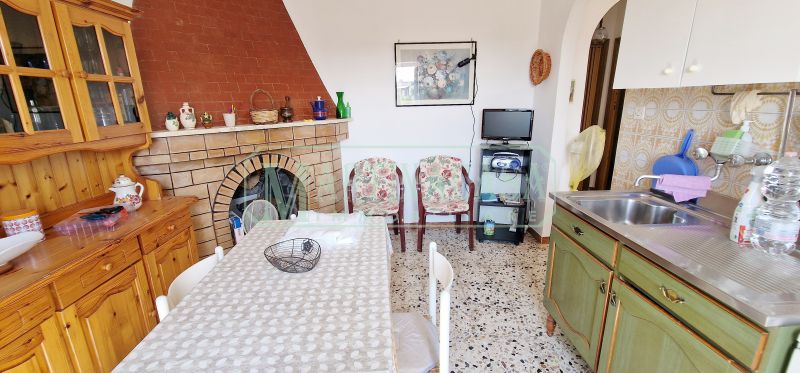 CUCINA CON CAMINO (appartamento 2) 