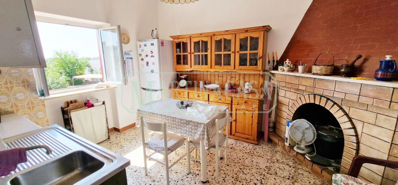 CUCINA CON CAMINO (appartamento 2) 
