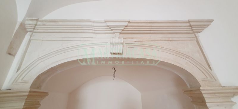 CORNICE IN PIETRA 